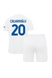 Inter Milan Hakan Calhanoglu #20 Jalkapallovaatteet Lasten Vieraspeliasu 2023-24 Lyhythihainen (+ Lyhyet housut)